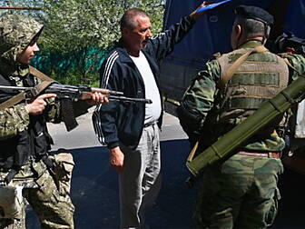 Ukraine crisis: Gunmen seize c...